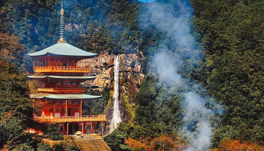 山中的那智瀑布與紅色的三重塔還有裊裊白煙